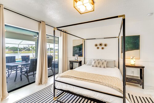 Group Getaway: Luxe Lakeside Gem in Port Charlotte