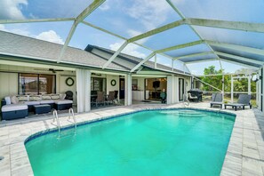 A heated pool - Group Getaway: Luxe Lakeside Gem in Port Charlotte (Port Charlotte)