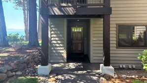 Une maison à deux étages dotée d’un porche abrité, d’un chemin en pierre et offrant une vue sur l’océan.