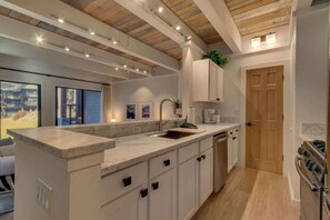 Réfrigérateur, micro-ondes, cafetière/bouilloire