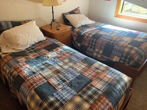 2 quartos, ferros/tábuas de passar roupa, Wi-Fi, roupa de cama