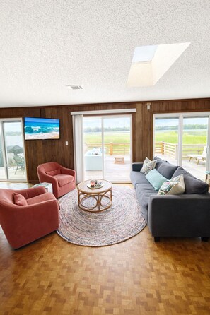 Smart TV - Charming 2-bedroom bungalow in brilliant North Myrtle Beach with sunset views (North Myrtle Beach)