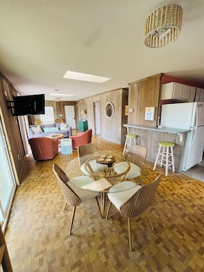 Dining - Charming 2-bedroom bungalow in brilliant North Myrtle Beach with sunset views (North Myrtle Beach)