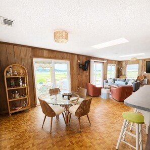 Dining - Charming 2-bedroom bungalow in brilliant North Myrtle Beach with sunset views (North Myrtle Beach)