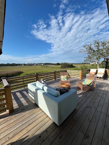 Charming 2-bedroom bungalow in brilliant North Myrtle Beach with sunset views