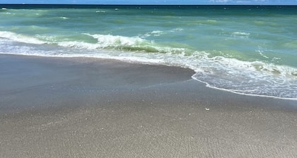 Charming 2-bedroom bungalow in brilliant North Myrtle Beach with sunset views