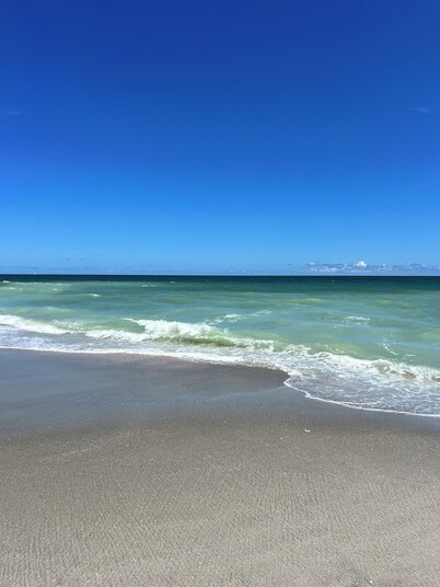 Pet Friendly 2-bedroom bungalow in brilliant North Myrtle Beach with sunset view