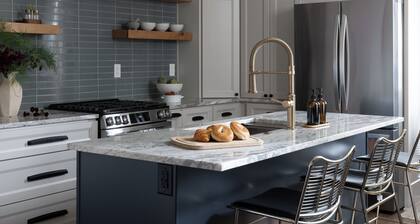 Luxury victorian house 8BD 3.5Bth Game yard