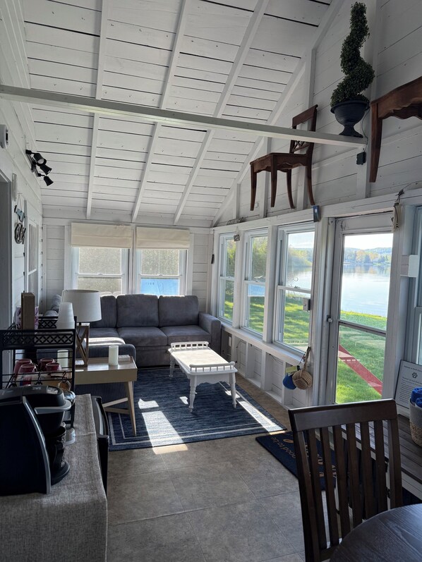 Smart TV, fireplace, books - Charming, lake-front, 2-bedroom cabin with AC, WiFi in superb Derby (Derby)