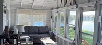 Charming, lake-front, 2-bedroom cabin with AC, WiFi in superb Derby