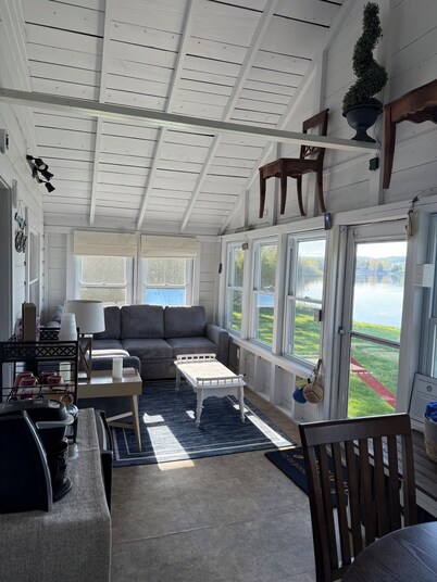 Charming, lake-front, 2-bedroom cabin with AC, WiFi in superb Derby