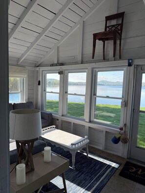 Smart TV, fireplace, books - Charming, lake-front, 2-bedroom cabin with AC, WiFi in superb Derby (Derby)