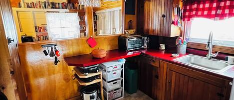 Réfrigérateur, four à micro-ondes, surface de cuisson, cafetiÚre-théiÚre