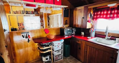 Charming, lake-front, 2-bedroom cabin with AC, WiFi in superb Derby