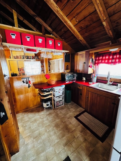 Charming, lake-front, 2-bedroom cabin with AC, WiFi in superb Derby