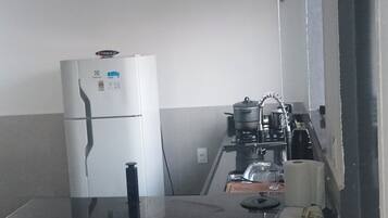 Geladeira, cooktop, talheres/pratos/utensílios de cozinha