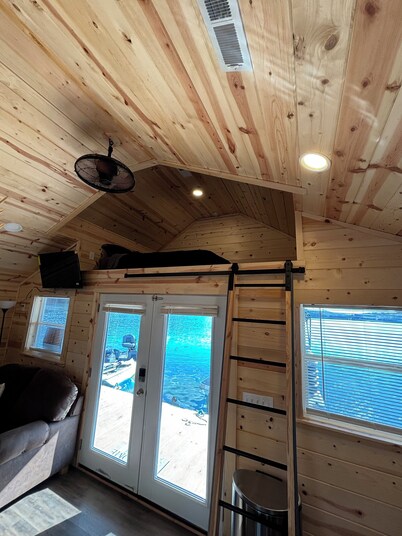 Cozy floating home, AC on Norris Lake at Straight Creek Marina