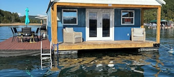 Cozy floating home, AC on Norris Lake at Straight Creek Marina