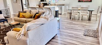 Modern 3-Bedroom Home with Stunning Mountain Views – Walk to Trails and River