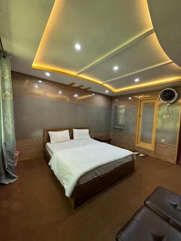 غرفة ديلوكس مزدوجة - بمنظر جزئي للمحيط | تجهيزات عازلة للصوت ومكواة/لوح كي وواي فاي مجانًا