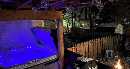 Bishop House, Sleeps 8, Downtown with Hot Tub!