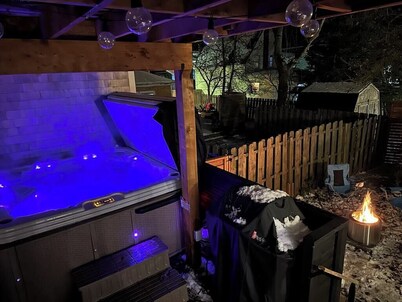 Bishop House, Sleeps 8, Downtown with Hot Tub!