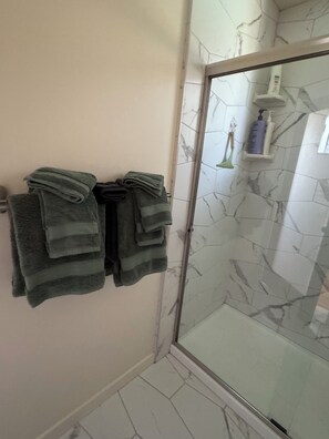 Secadora de cabello, toallas, jabón, papel de baño 