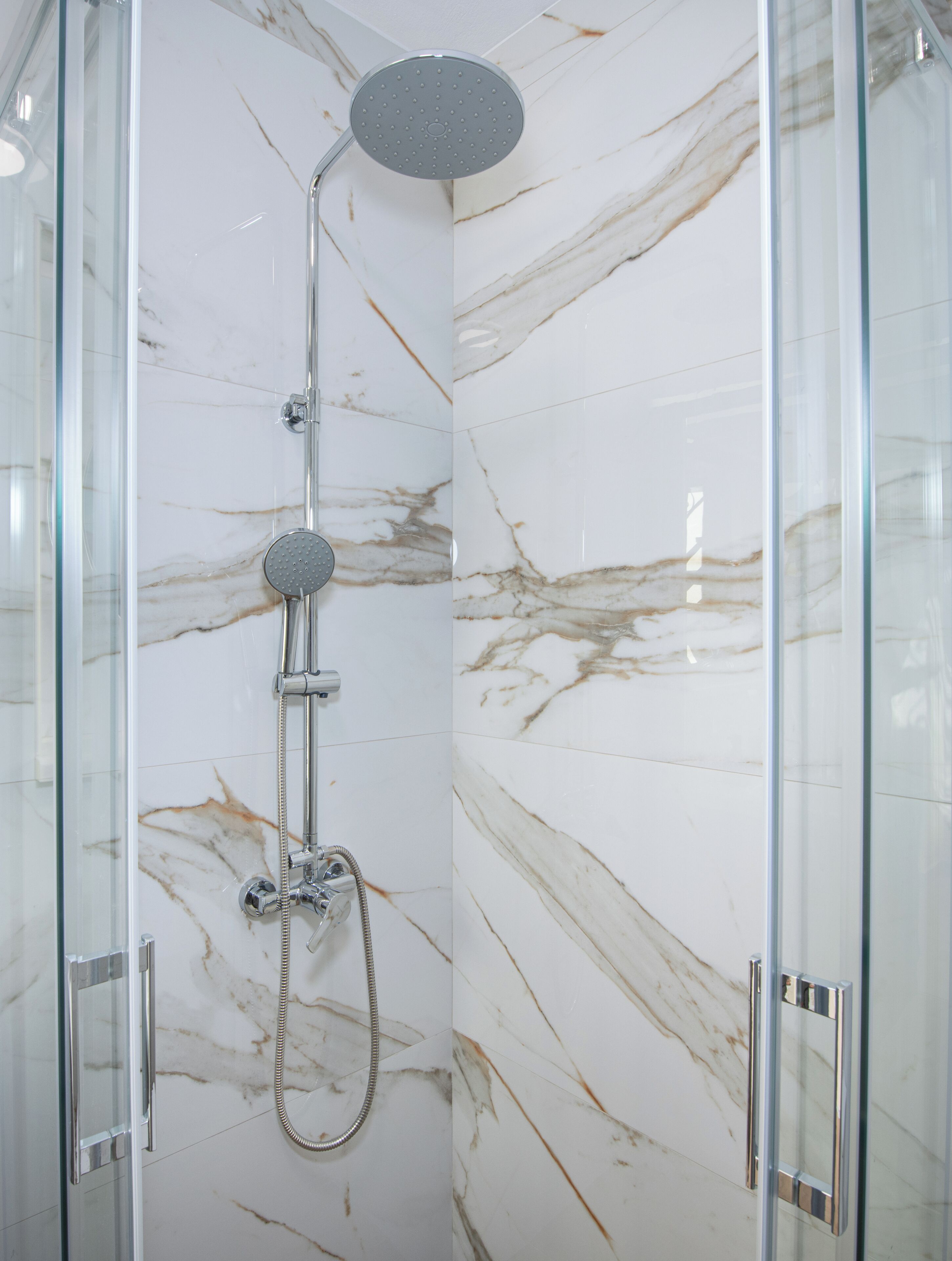 Douche, sèche-cheveux, serviettes fournies, savon