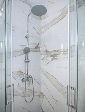 Dusche, Haartrockner, Handtücher, Seife