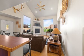 Smart TV, fireplace - Slick Rock Sanctuary-Charming 3-bedroom 2 1/2 bath townhome. Master on Main (Moab)