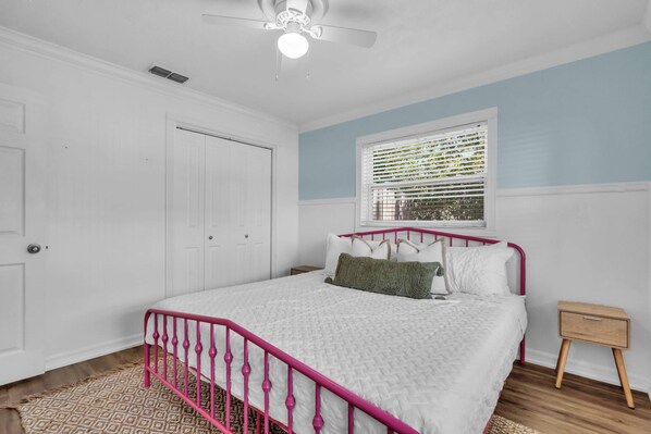 4 habitaciones, tabla de planchar con plancha, wifi y ropa de cama 