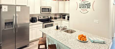 Een koelkast, een magnetron, een oven, een kookplaat