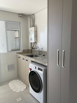 Apartment, Lanai, Beach View | Laundry - Apto Frente Mar Próximo ao Beto Carrero (Penha)