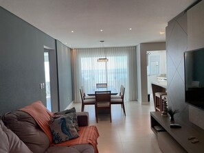 Apartment, Lanai, Beach View | Living area | 42-inch Smart TV with digital channels, Netflix, ping pong - Apto Frente Mar Próximo ao Beto Carrero (Penha)