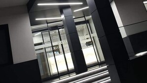 Das Mafra Hotel mit einer auffälligen, beleuchteten Signatur und modernem architektonischen Design.