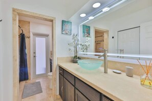 Douche, serviettes fournies