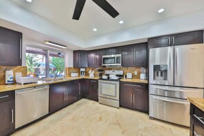 Réfrigérateur, four à micro-ondes, un four, surface de cuisson