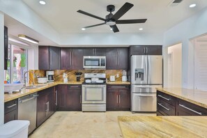 Réfrigérateur, four à micro-ondes, un four, surface de cuisson