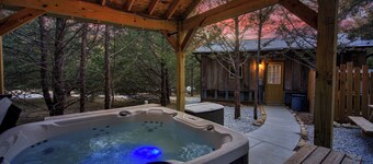 Ranch Cabin w/Hot Tub. Communal Sleeping 2 Queen + Full Trundle