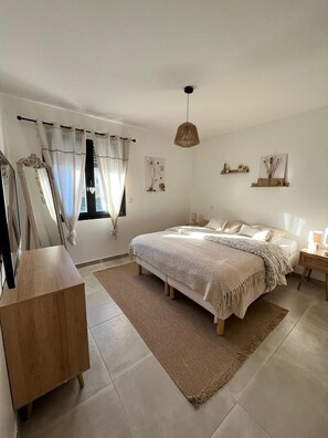 4 bedrooms, iron/ironing board, free WiFi, bed sheets