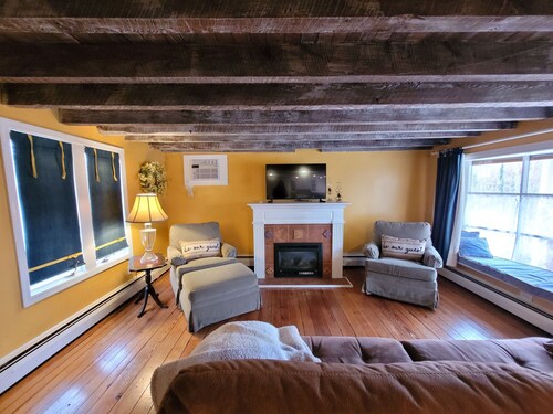 Yardley Boro Canal Cottage - Waterfront & Walkable!