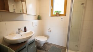 Sèche-cheveux, serviettes fournies, savon, papier toilette