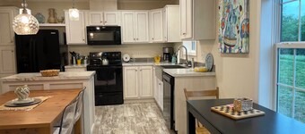 Cozy Farmhouse Retreat: Birdwatch & Stargaze 2hrs from KC & DSM