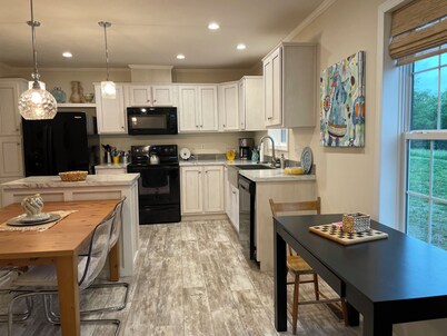 Cozy Farmhouse Retreat: Birdwatch & Stargaze 2hrs from KC & DSM