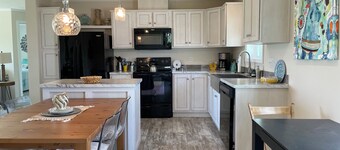 Cozy Farmhouse Retreat: Birdwatch & Stargaze 2hrs from KC & DSM