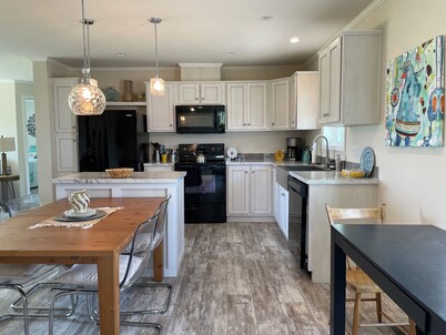 Cozy Farmhouse Retreat: Birdwatch & Stargaze 2hrs from KC & DSM