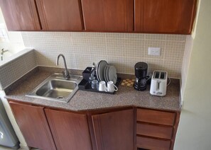 Fridge, oven, stovetop, coffee/tea maker