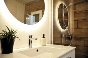 Douche, savon, papier de toilette