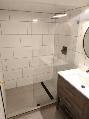 Dusj, hårføner, håndklær og såpe