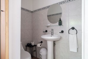 Hårføner, håndklær, såpe og toalettpapir